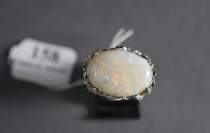158- Bague en or gris ornée d'une opale et...