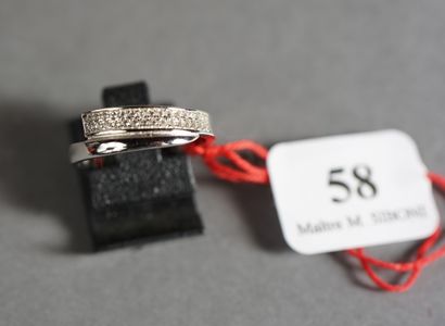 null 58- Bague en argent ornée de topazes blanches TDD : 53 Pds : 2;56 g