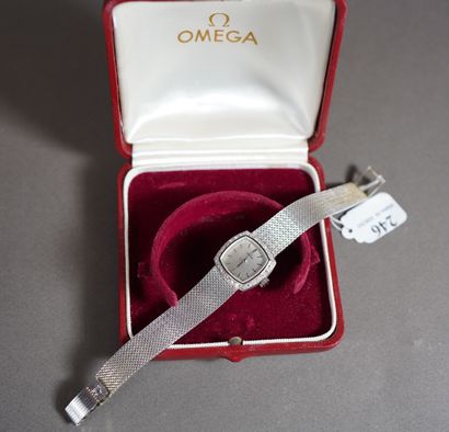 null 246- OMEGA Montre bracelet de dame en or gris Lunette sertie d'un entourage...