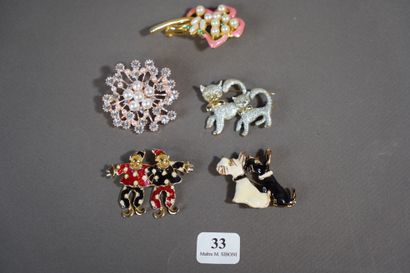 33- Lot of five fancy brooches