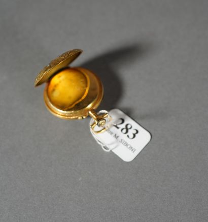 null 283- Montre de col en or jaune à décor d'un iris émaillé au dos et de petits...