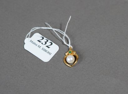 232- Pendentif en or serti d'une perle et...