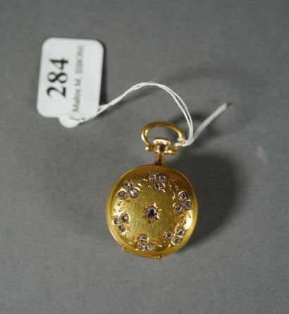 null 284- Montre de col en or jaune Dos à décor fleuri serti de diamants Pds : 11,6...