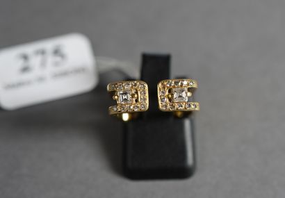 275- Bague carrée en or jaune sertie de diamants...