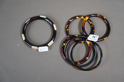 null 38- Six bracelets joncs de modèles divers