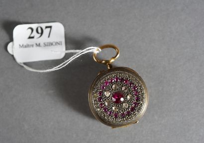 null 297- Montre de col en or jaune et argent pavée de diamants et rubis (manque...