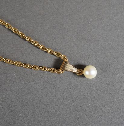 null 245- Collier en or jaune et son pendentif serti d'une perle Pds : 8,59 g
