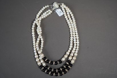 null 32- Collier 3 rangs de perles d'eau douce, perles noires et pierres blanches...