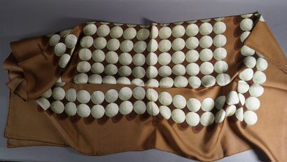 null 488- HERMES Carré en soie imprimée à décor de balles de golf