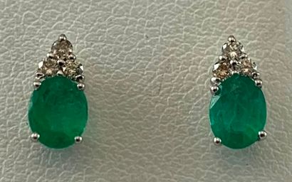 null 127- Pair of earrings in white gold with 2 emeralds and 6 round diamonds Pds...