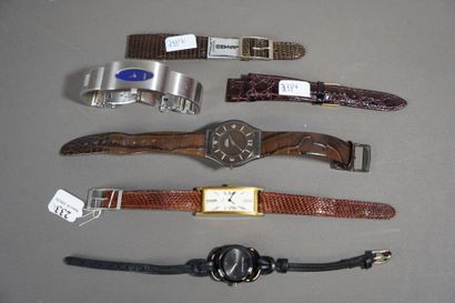 233- Lot de quatre montres : Swatch, Yema,...
