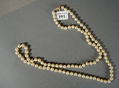 144- Long sautoir chocker de perles de culture...