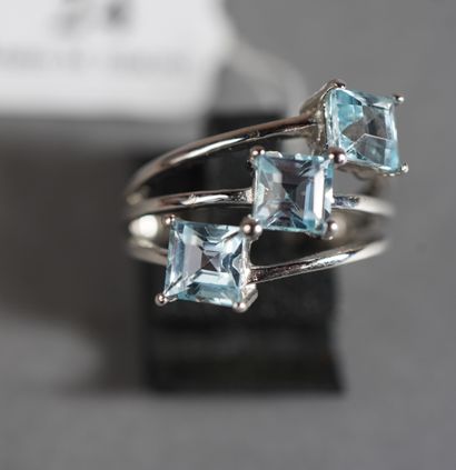 24- Silver ring set with 3 blue topazes TDD...