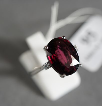 null 95- White gold ring set with a rhodolite and 2 diamonds TDD: 53.5 Pds: 4.7 ...