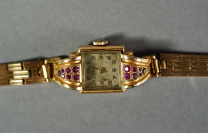 null 355- Montre de dame Boîtier en or serti de rubis Bracelet rapporté en métal...