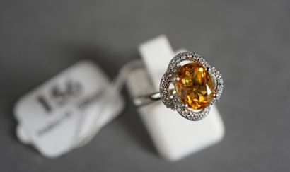 null 156- Bague en or gris ornée d'une citrine dans un entourage de diamants en tourbillon...