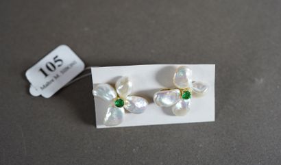 null 105- White gold earrings set with pearls and emeralds Pds: 6,8 g