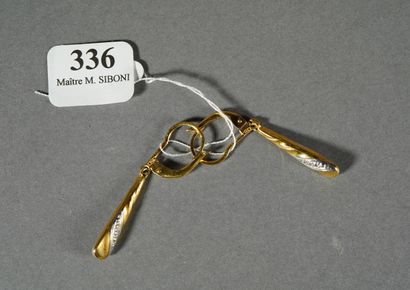 null 336- Paire de pendants d'oreilles en or jaune et or gris Pds : 3,17 g