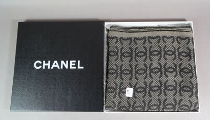 null 478- CHANEL Etole en cachemire et soie siglée, dans sa boîte Chanel 185 x 65...