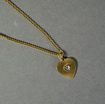 null 339- Necklace in yellow gold and its pendant ''heart'' in gold set with a small...