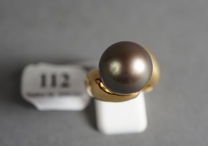 null 112- Yellow gold ring set with a large Tahitian pearl Pds: 19 g