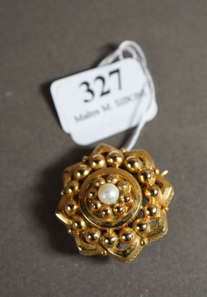 327- Broche en or jaune sertie d'une perle...