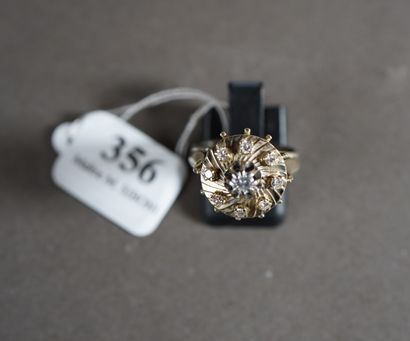 356- Bague Dôme en or blanc sertie d'un diamant...