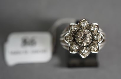 null 86- Bague ''Fleur'' en or gris sertie d'un diamant central entouré de 8 diamants...