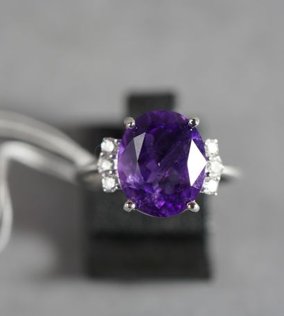 null 106- White gold ring with an amethyst set with brilliant diamonds TDD: 52 Pds:...