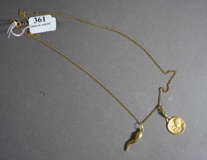361- Chaîne en or et ses 2 pendentifs ''corne''...