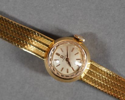 null 335- OMEGA Montre bracelet de dame en or jaune (petite torsion sur le bracelet)...