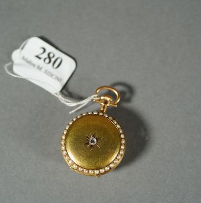 null 280- Montre de col en or jaune Lunette sertie de perles (manque 1). Dos serti...