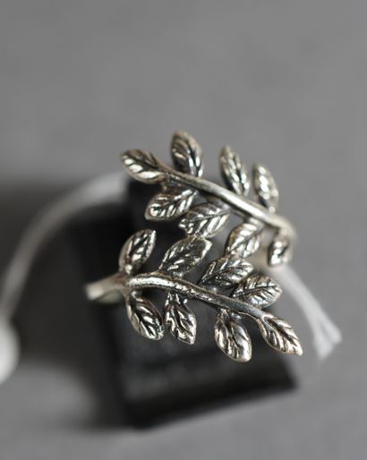 48- Silver ring with leaves decoration TDD...
