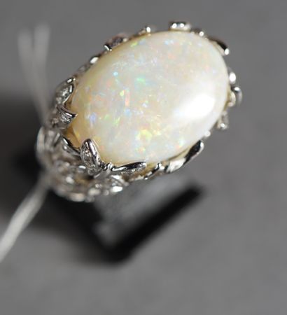 null 158- Bague en or gris ornée d'une opale et de motifs fleuris sertis de diamants...