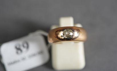 null 89- Pink gold ring set with a diamond Pds: 6.72 g