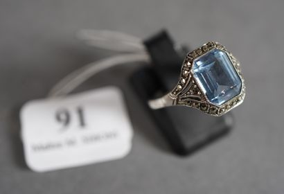null 91- Silver ring set with a blue stone (shock) and marcasites TDD : 50