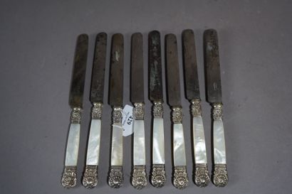 null 429- Lot de 8 couteaux manches nacre, lames métal et viroles en argent à décor...