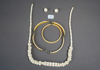 null 37- Deux colliers, bracelet et paire de clips d'oreilles ''roses'' en os