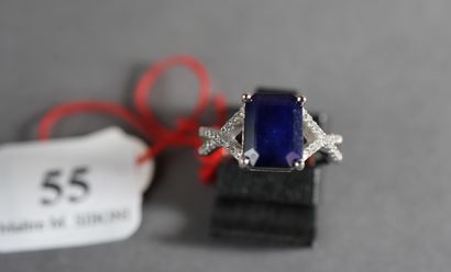 null 55- Silver ring set with a sapphire and a white topaz TDD: 52 Pds: 3.4 g