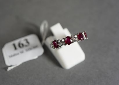 null 163- White gold ring set with 4 rubies interspersed with diamonds TDD : 54