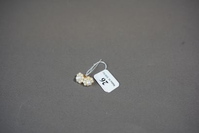 null 26- Paire de clous d'oreilles en or sertis d'une perle entourée de 8 petites...