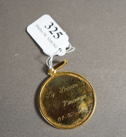 null 325- Médaille en or jaune montée en pendentif Pds : 8,60 g