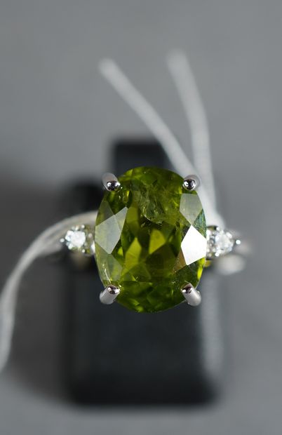 null 97- White gold ring set with a peridot (4 ct approx.) and diamonds TDD: 53 Pds:...