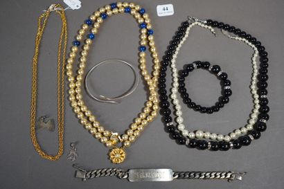 44- Lot de bijoux fantaisie : colliers, pendentifs,...