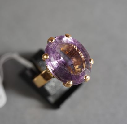 null 142- Yellow gold cocktail ring with an oval amethyst TDD: 54 Pds: 8.5 g