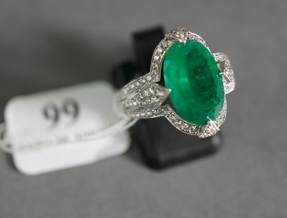null 99- White gold ring set with an emerald (4 ct approx.) and diamonds TDD: 53...