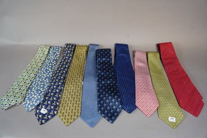 498- HERMES 7 cravates (dont 1 tachée) On...