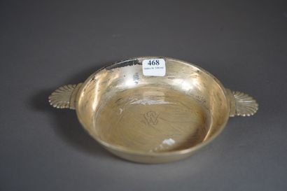 null 468- Silver bowl with handles decorated with shells Pds : 117 g