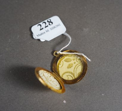 null 228- Gold pendant ''photo holder'' Gross weight: 6.8 g