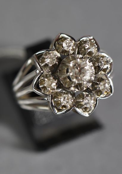 null 86- White gold ''Flower'' ring set with a central diamond surrounded by 8 diamonds...